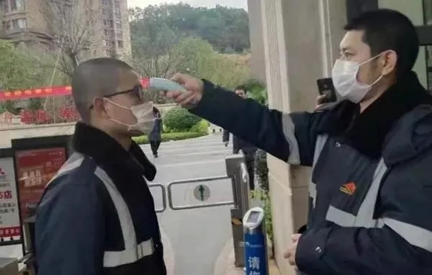 金輝工作人員體溫測量