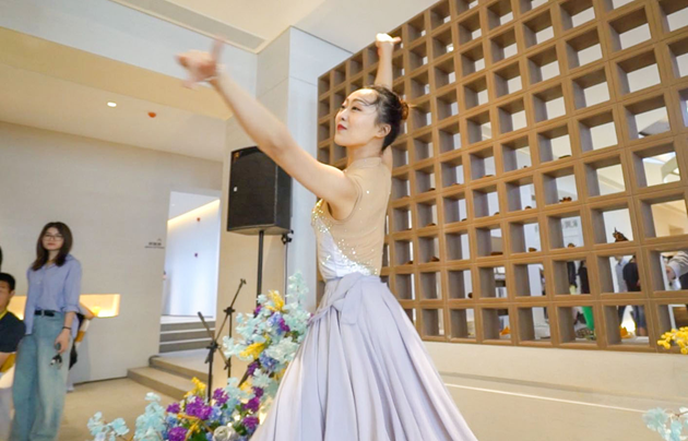 1591603933688741.png 金輝觀瀾云著營銷中心現(xiàn)代舞開場秀