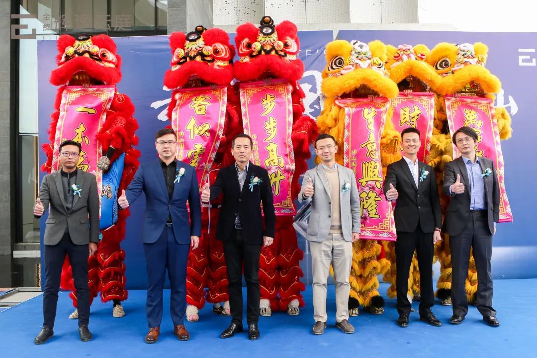 領(lǐng)導(dǎo)合影留念 金輝輝逸云庭營銷中心開放現(xiàn)場實景圖